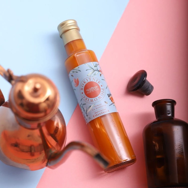 Syrop-rokitnik-z-pigwowcem-na-miodzie-Manufaktura-Cielesnica.webp